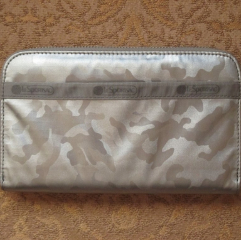 lesportsac - classic - lily wallet - silver camo